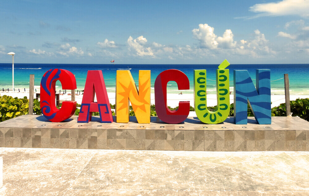 where is the cancun sign on the beach