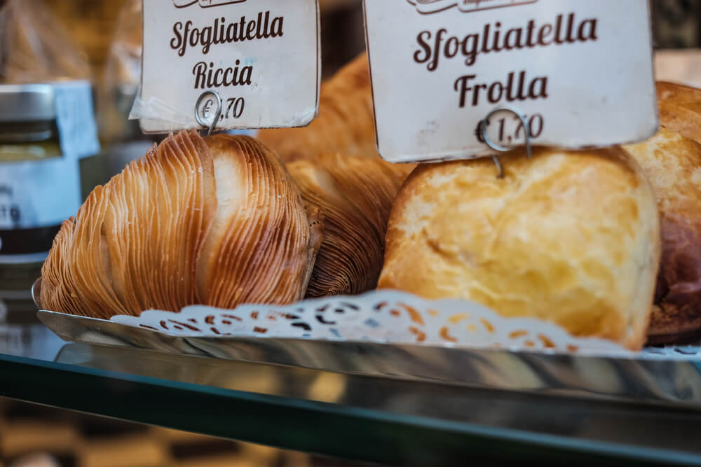 Sfogliatelle in Naples street food