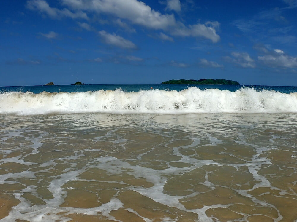 surf waves in El Nido