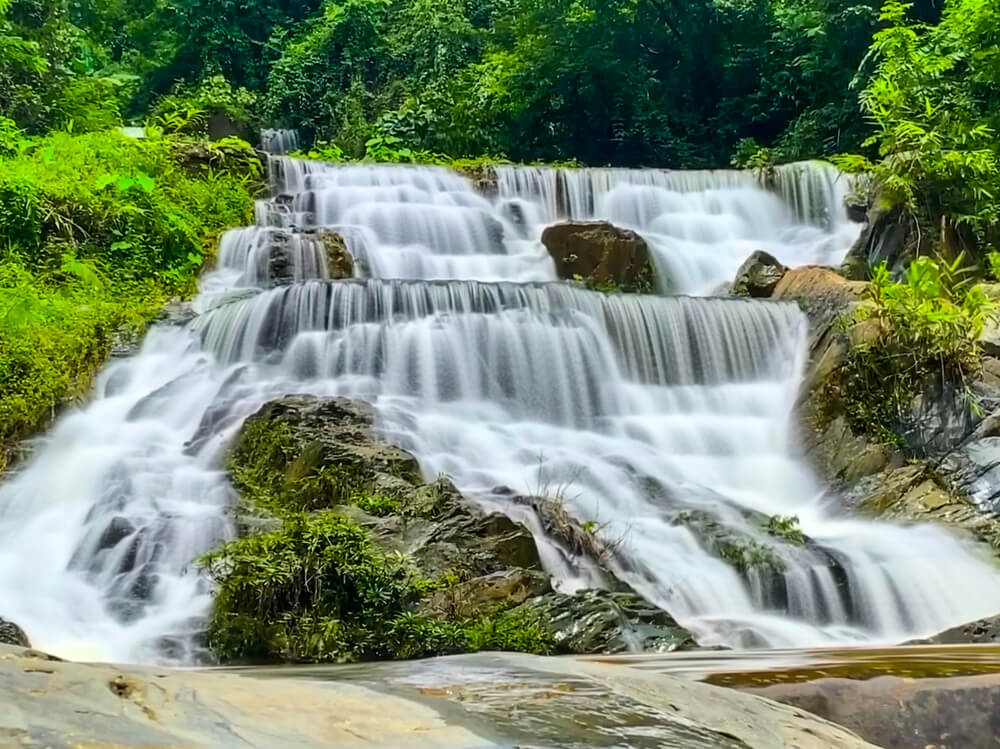 Uttaradit waterfalls in northern Thailand.jpg