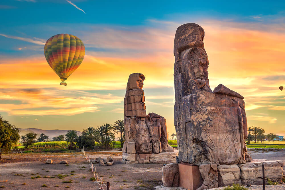 Colossi of Memnon hotair baloon Egypt