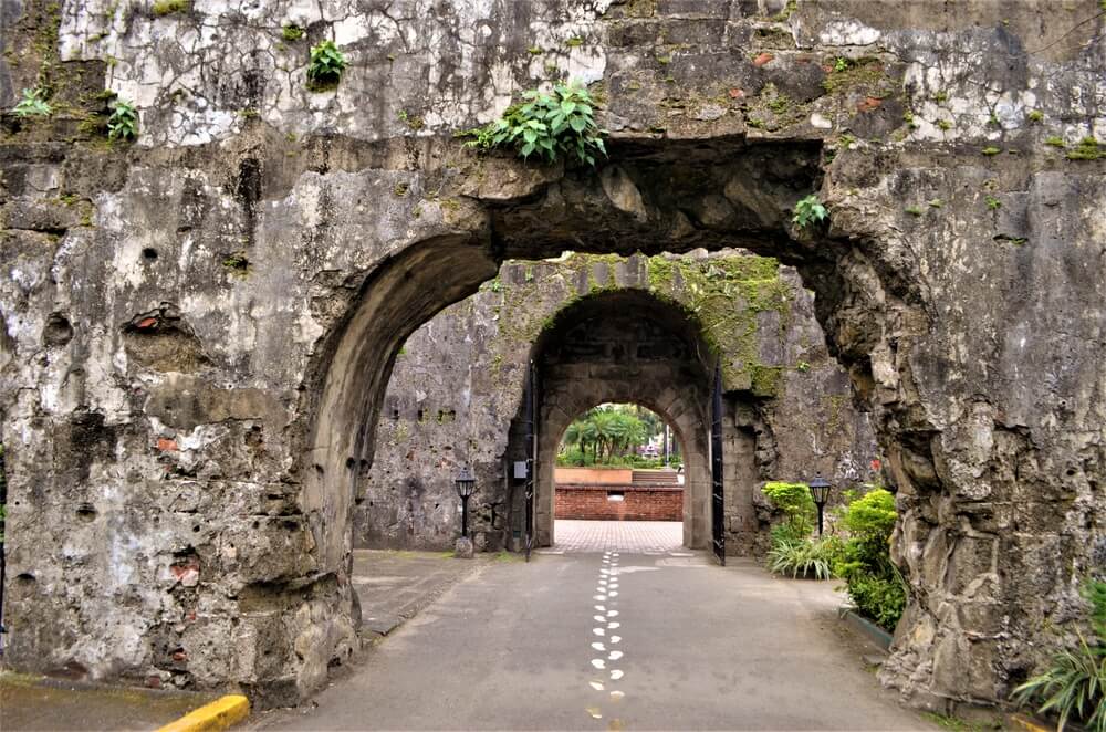thick walls and tunnel into Intramuros